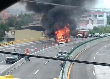 Camioneta se incendia en Paso Exprés, cerca de socavón
