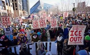 Asistentes a una protesta contra agentes federales de inmigración, en Minneapolis. Foto: Angelina Katsanis / AP