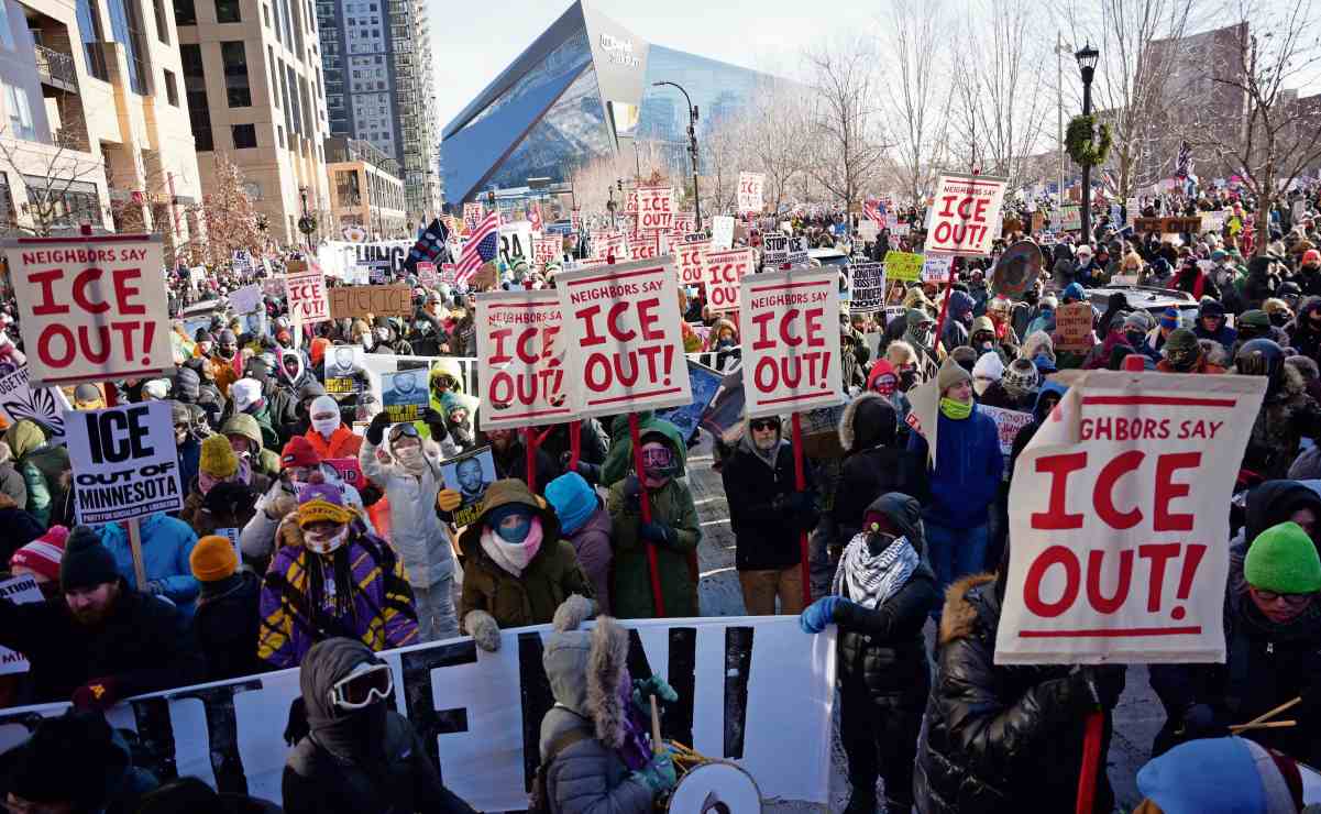 Asistentes a una protesta contra agentes federales de inmigración, en Minneapolis. Foto: Angelina Katsanis / AP