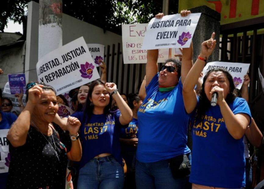 Joven de El Salvador espera sentencia por la muerte de su bebé tras dar a luz
