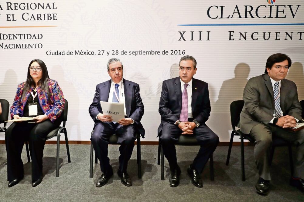 El subsecretario de Población, Migración y Asuntos Religiosos de la Secretaría de Gobernación, Humberto Roque Villanueva (segundo de izq. a der.), participó en la inauguración de la Semana Interamericana de Identidad (JUAN CARLOS REYES. EL UNIVERSAL)