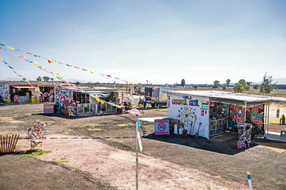 El Mercado de Artesanías Pirotécnicas de Jaltenco tiene 48 locales. Después de lo ocurrido en Tultepec las autoridades estatales y Sedena intensificaron la vigilancia del lugar; además, cuentan con hasta tres ambulancias. (GERMÁN ESPINOSA. EL UNIVERSAL)