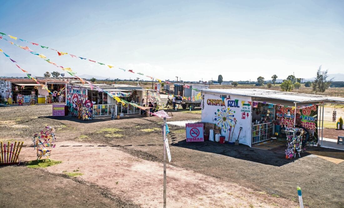 El Mercado de Artesanías Pirotécnicas de Jaltenco tiene 48 locales. Después de lo ocurrido en Tultepec las autoridades estatales y Sedena intensificaron la vigilancia del lugar; además, cuentan con hasta tres ambulancias. (GERMÁN ESPINOSA. EL UNIVERSAL)