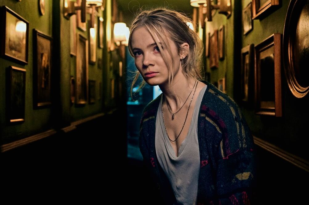 La actriz Freya Allan, (Iris), hereda de su padre un bar maldito. Foto: Imagem Films