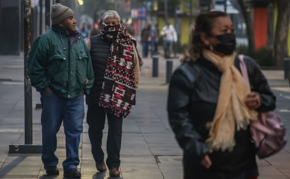 Continúan las bajas temperaturas en la ciudad; capitalinos caminan a sus destinos con chamarras, gorros, bufandas y guantes. Foto: Luis Camacho / EL UNIVERSAL