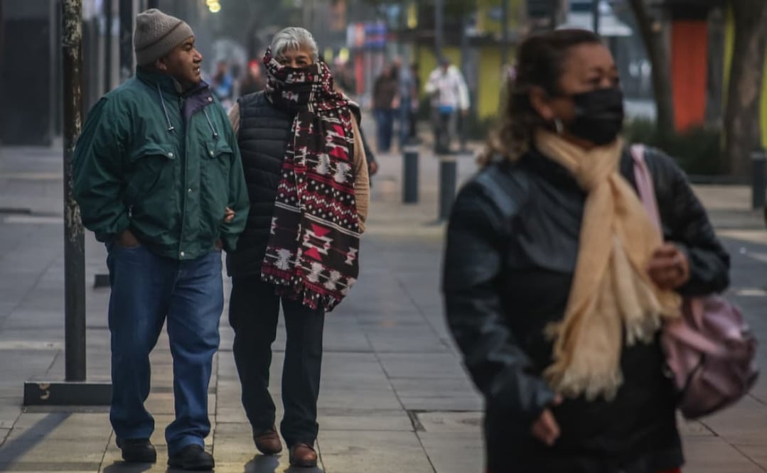 Continúan las bajas temperaturas en la ciudad; capitalinos caminan a sus destinos con chamarras, gorros, bufandas y guantes. Foto: Luis Camacho / EL UNIVERSAL