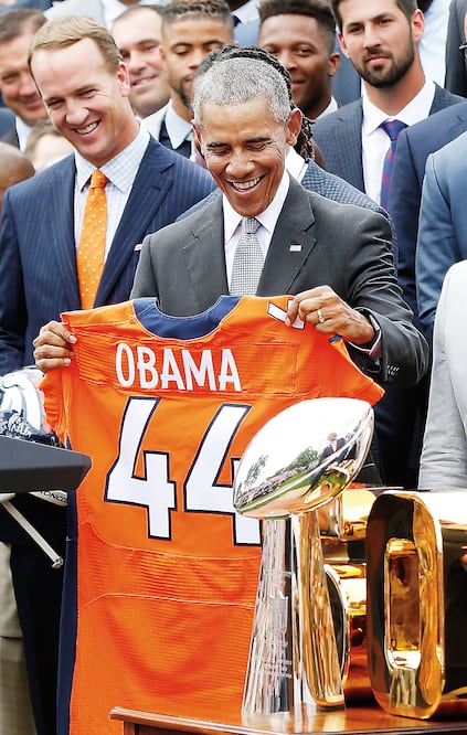 Al presidente de Estados Unidos le fue obsequido un jersey (GEOFF BURKE. USA TODAY SPORTS)