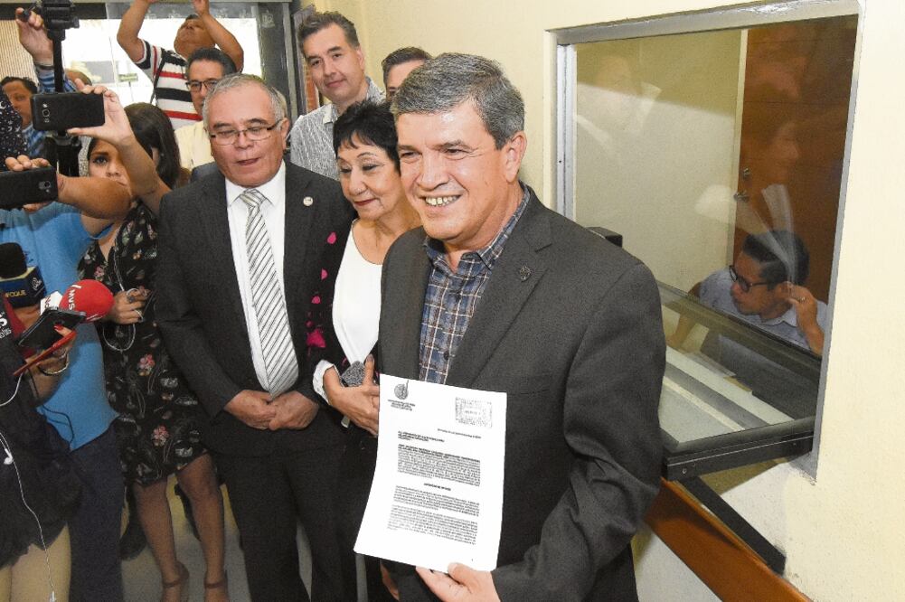 El secretario general de Gobierno de Nuevo León, Manuel Florentino González Flores, entregó ayer la iniciativa de financiamiento ante el Congreso local. Foto: EMILIO VÁSQUEZ. EL UNIVERSAL