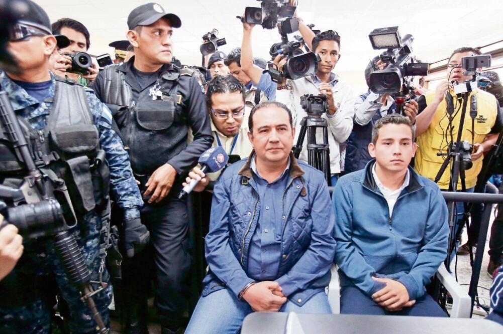 Samuel Everardo Morales (izq.) y José Manuel Morales Marroquín, hermano e hijo, respectivamente, del presidente de Guatemala, fueron detenidos ayer (MOISÉS CASTILLO. AP)
