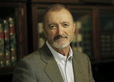 Pérez Reverte llama “imbéciles, oportunistas, demagogos, sinvergüenzas o las cuatro cosas a la vez”, a López Obrador y a Sheinbaum