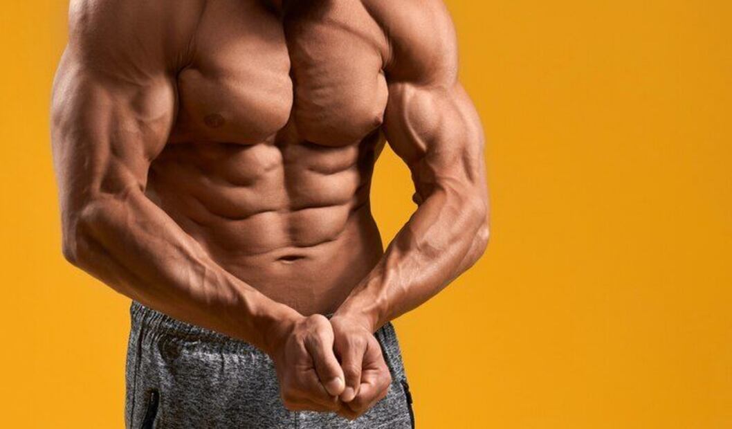 Al buscar aumentar la masa muscular, simplemente ejercitarse no es suficiente. Fuente: Freepik.