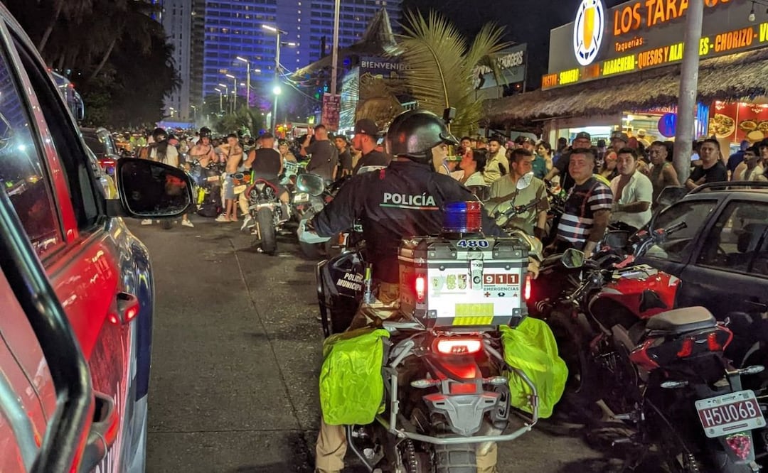 Agentes de seguridad intentaron que los participantes no bloquearan la Costera; tras riña, fueron desalojados con gas lacrimógeno. | Foto: Especial.