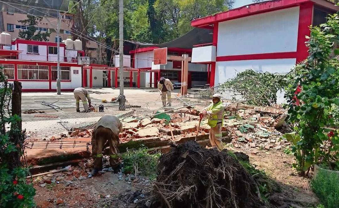 Personal de la alcaldía también retiró los ladrillos del muro. Foto: Fabián Evaristo / EL UNIVERSAL