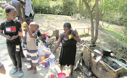 Migrantes de África y Asia saturan estación en Chiapas 
