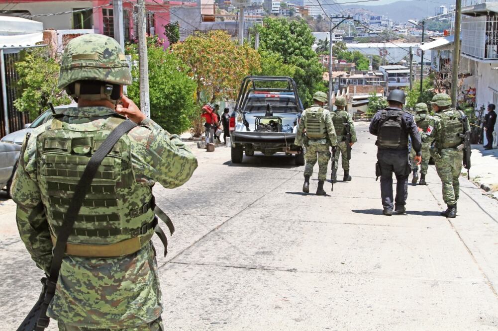 Policías y militares vigilan las calles de Acapulco. En 2016 ocurrieron 918 asesinatos de los 2 mil 213 registrados en todo el estado. (BERNARDINO HERNÁNDEZ. EL UNIVERSAL)