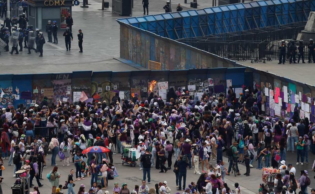 Aspectos del Zócalo de la Ciudad de México durante la marcha por el Día Internacional de la Mujer este domingo 8 de Marzo de 2026. Foto: Diego Simón Sánchez/ EL UNIVERSAL