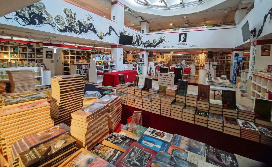 La librería Octavio Paz ha sufrido cambios, tiene pocos visitantes y el estacionamiento ha sido tomado para ofrecer libros de remate. Foto: Gabriel Pano | El Universal