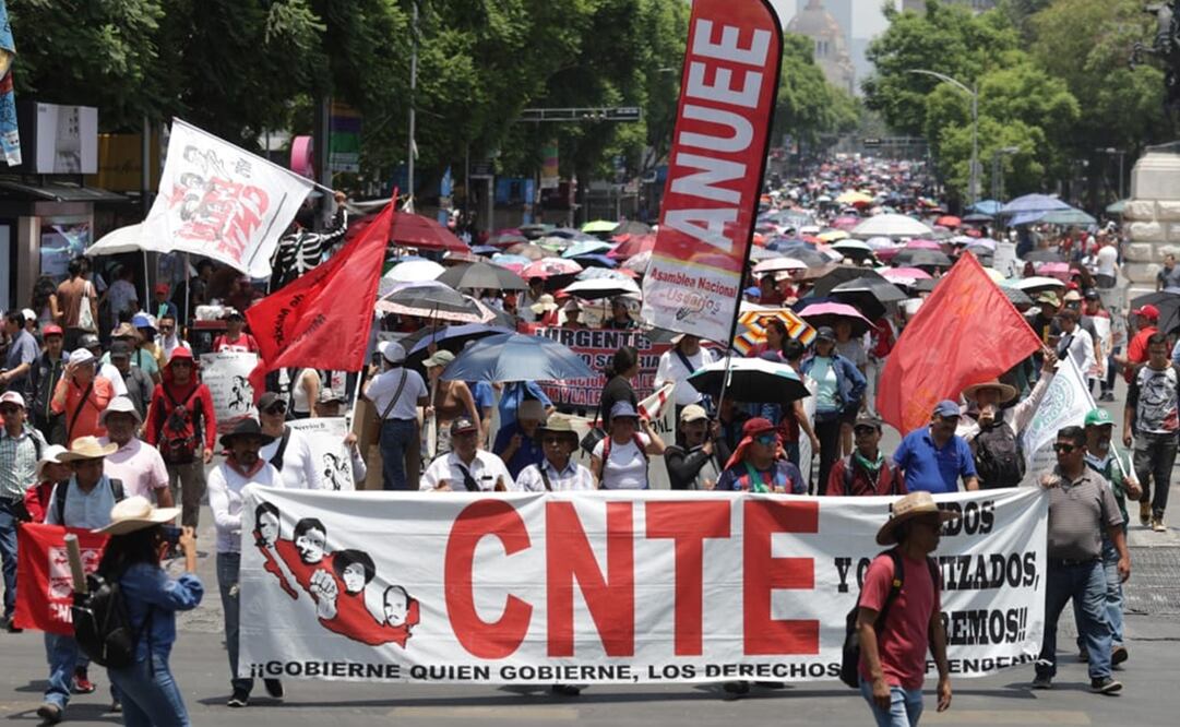 Este viernes unos 800 docentes de esa sala magisterial realizaron una marcha del Ángel de la Independencia a la plancha del Zócalo de la Ciudad de México. Foto: Carlos Mejía / EL UNIVERSAL