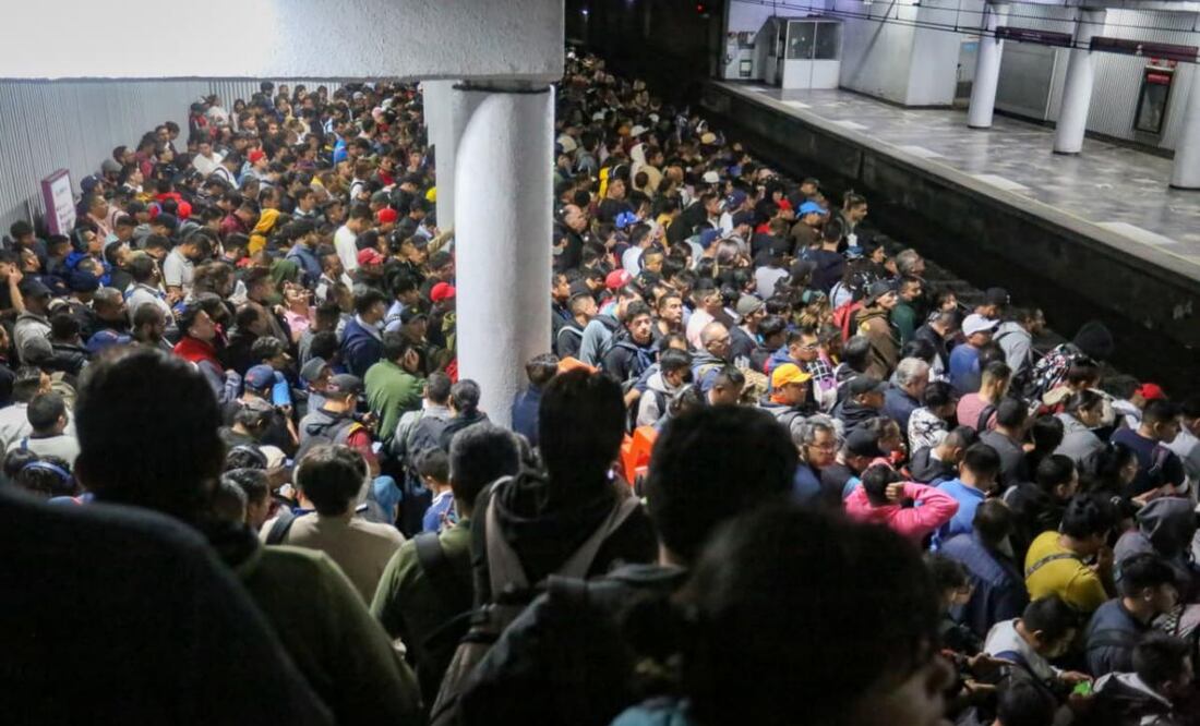 Colapsa metro Pantitlán de la Línea A del metro esto debido a retrasos en los traslados de los trenes ocasionado por las fuertes lluvias. Foto: Luis Camacho | El Universal