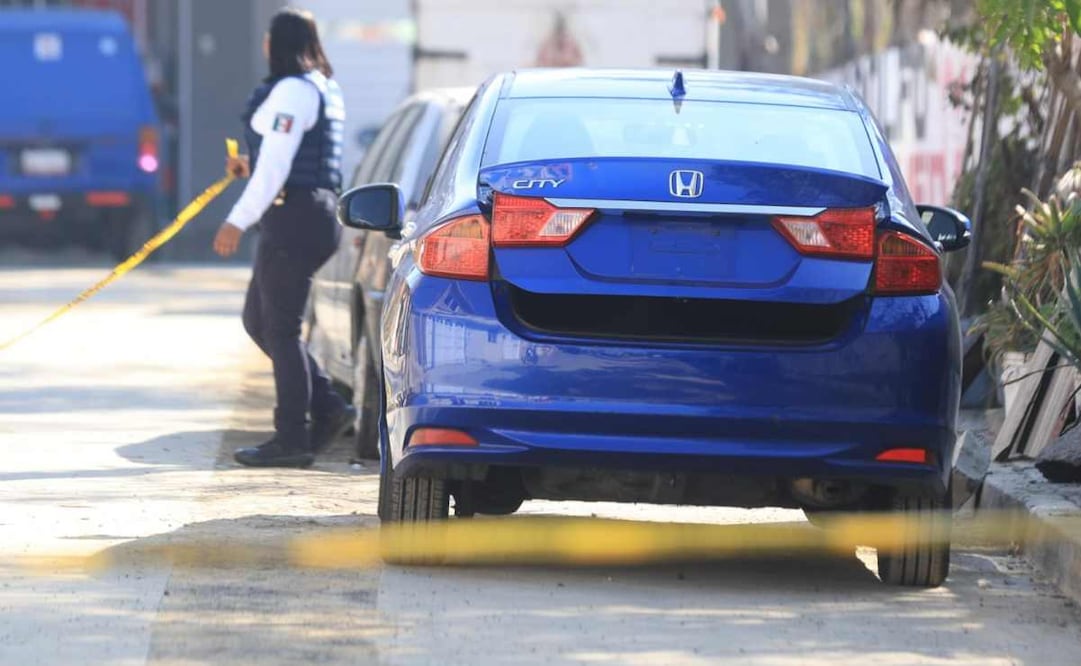 El automóvil que estaría involucrado en el atropellamiento y muerte de un motociclista. Foto: Especial