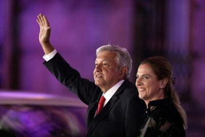 Beatriz Gutiérrez, esposa de AMLO, hace calistenia