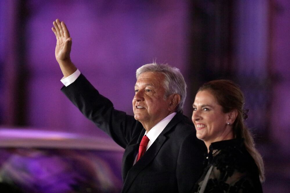 Beatriz Gutiérrez, esposa de AMLO, hace calistenia