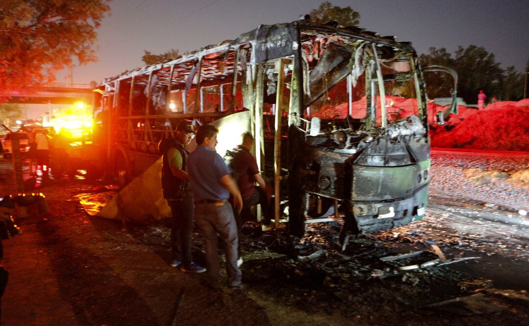 Autobús incendiado en Jalisco tras atentado contra ex Fiscal. (FOTO: JORGE ALBERTO MENDOZA. EL UNIVERSAL)