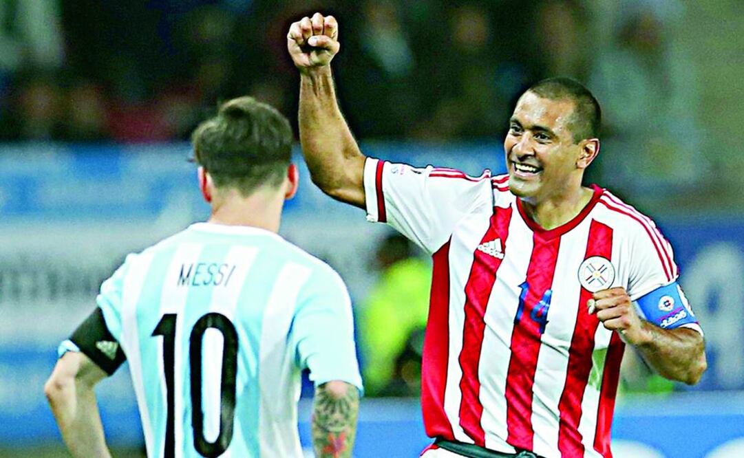 Paulo da Silva puso el pase para el segundo gol guaraní y lo festejó frente a Messi. FOTO: MARCELO FRÍAS. JAM MEDIA