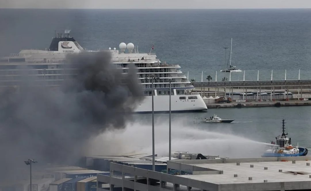 Un incendio quema un camión cargado con contenedores de mercancías en el recinto del puerto de Barcelona. Foto: EFE