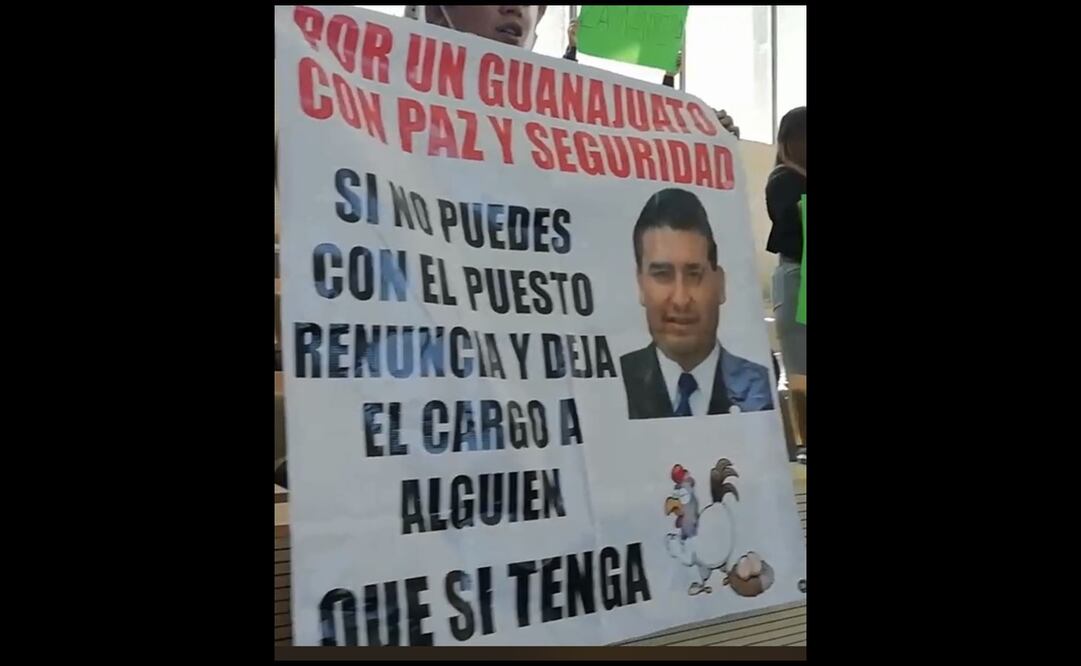 Dentro del Congreso local, un grupo de personas exigieron la renuncia del fiscal Carlos Zamarripa Aguirre. Foto: Especial