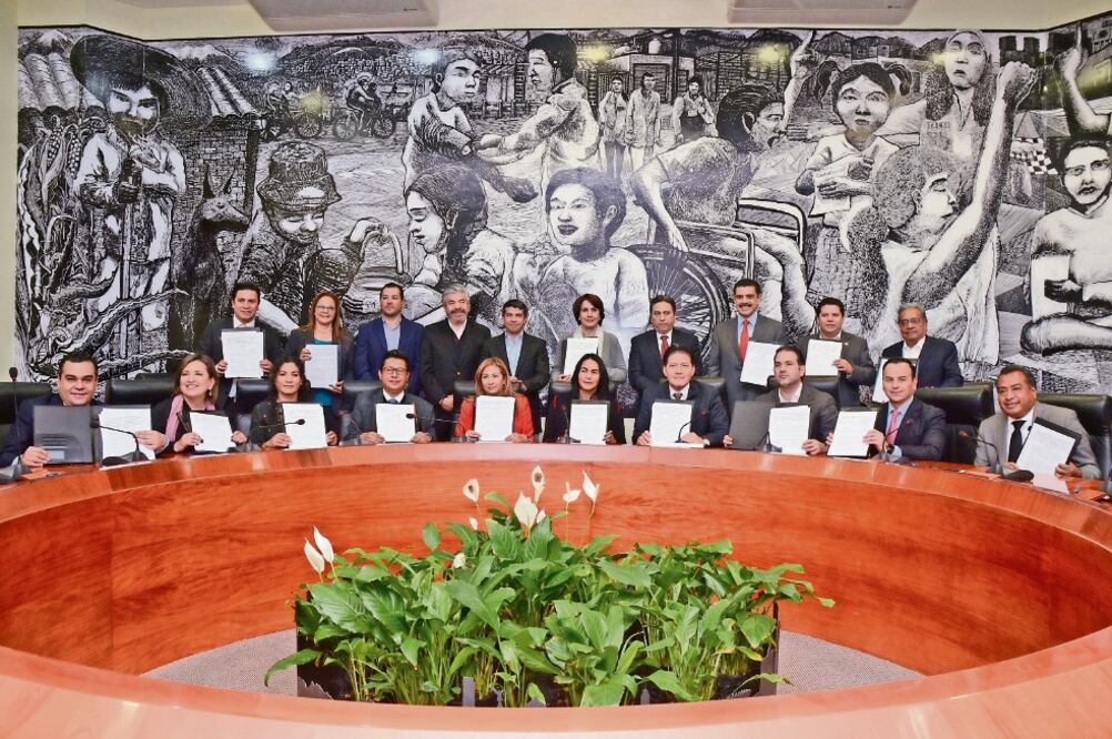 Sin la presencia de cinco de los 16 delegados, los titulares emanados del PRI, PRD y PAN firmaron el Pacto de Civilidad, con que buscan garantizar la seguridad y equidad en el uso de los espacios públicos en las precampañas (ESPECIAL)