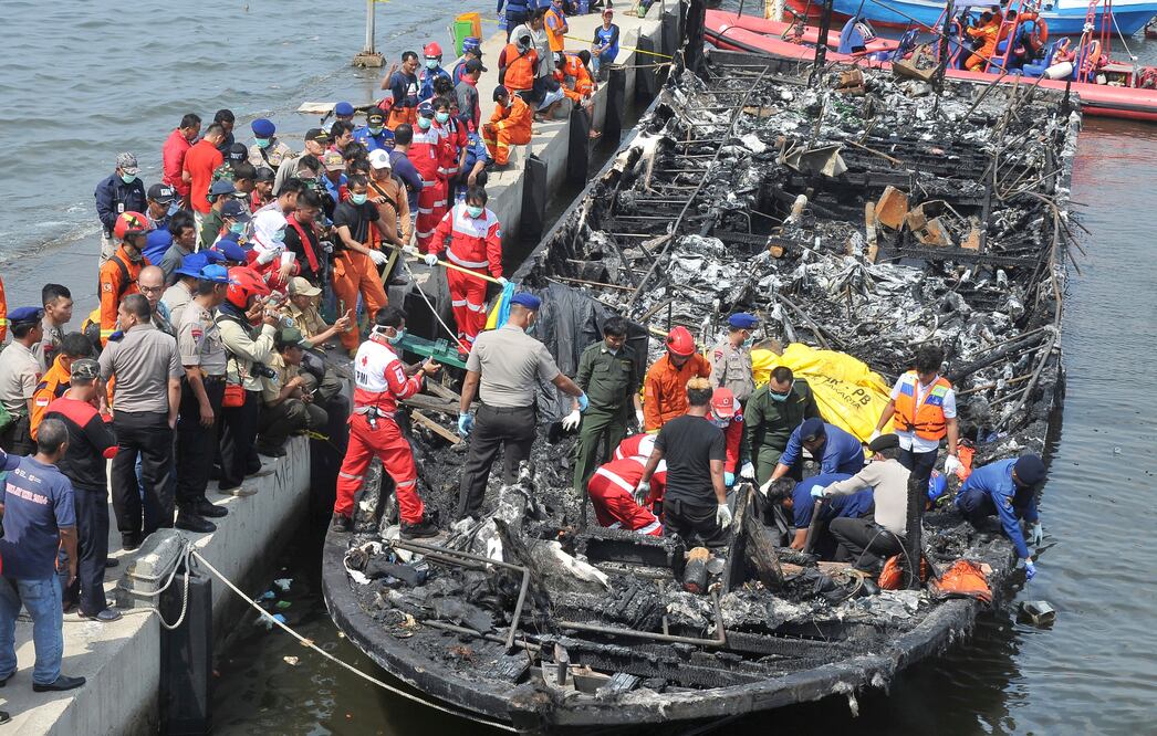Foto: Rescatistas buscan víctimas entre los restos de un transbordador que se incendió ante la costa de Yakarta tras partir del puerto de Muara Angke, en la capital Indonesia. (AP Foto/Rhana Ananda)