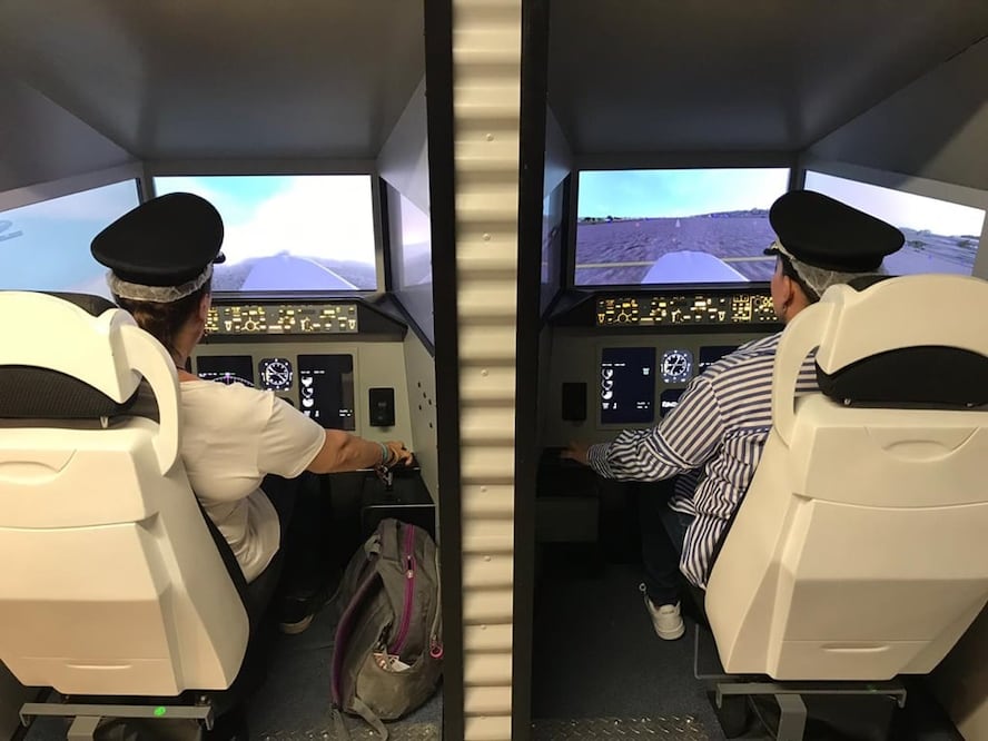 Como parte de las actividades de las Noches de Amigos, podrás tomar clases en una academia de aviación / Foto: KidZania México