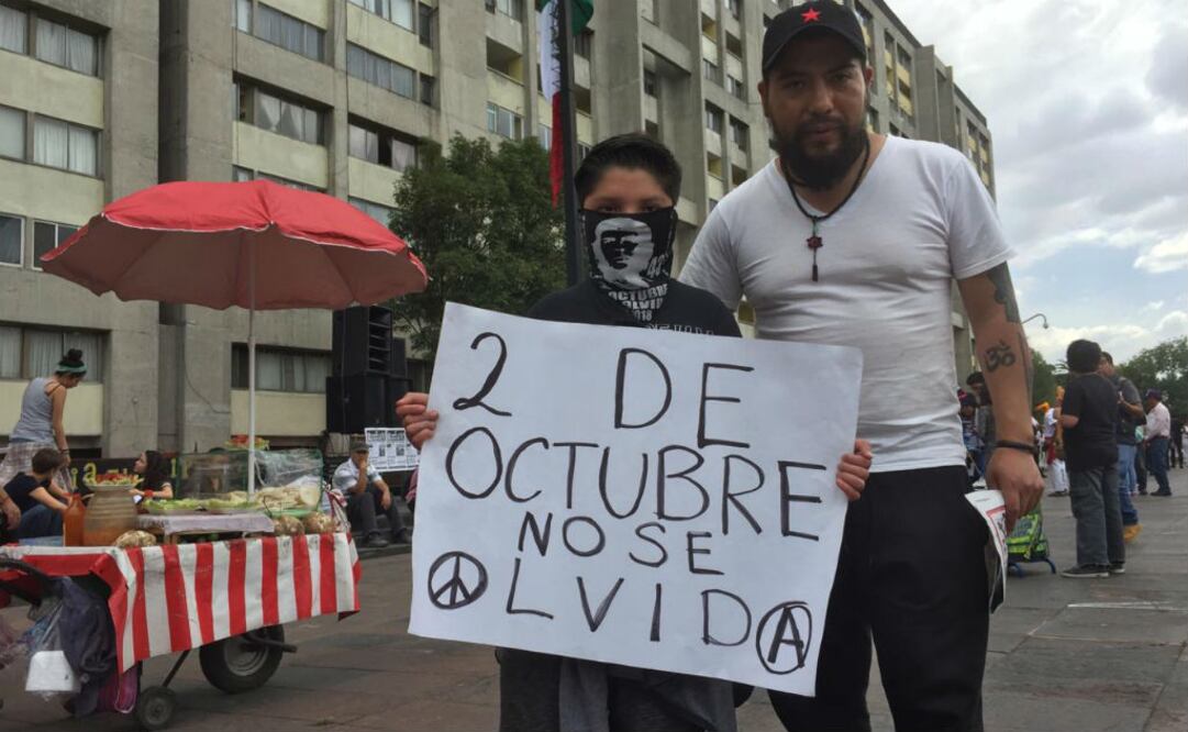 “Es la primera vez que salgo a marchar, mi papá me contó lo qué pasó aquí hace muchos años y me interesó el tema, he buscado más información en periódicos y en internet”, contó a EL UNIVERSAL el niño de once años. foto: PERLA MIRANDA / EL UNIVERSAL