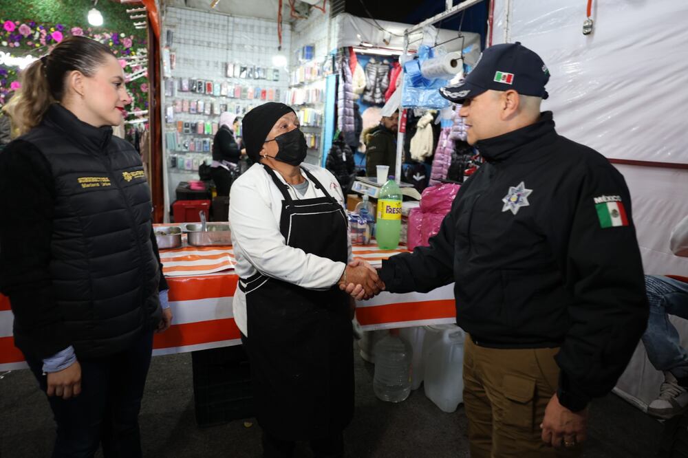 Supervisan operativos en tianguis navideños de Ecatepec. (Foto: especial)
