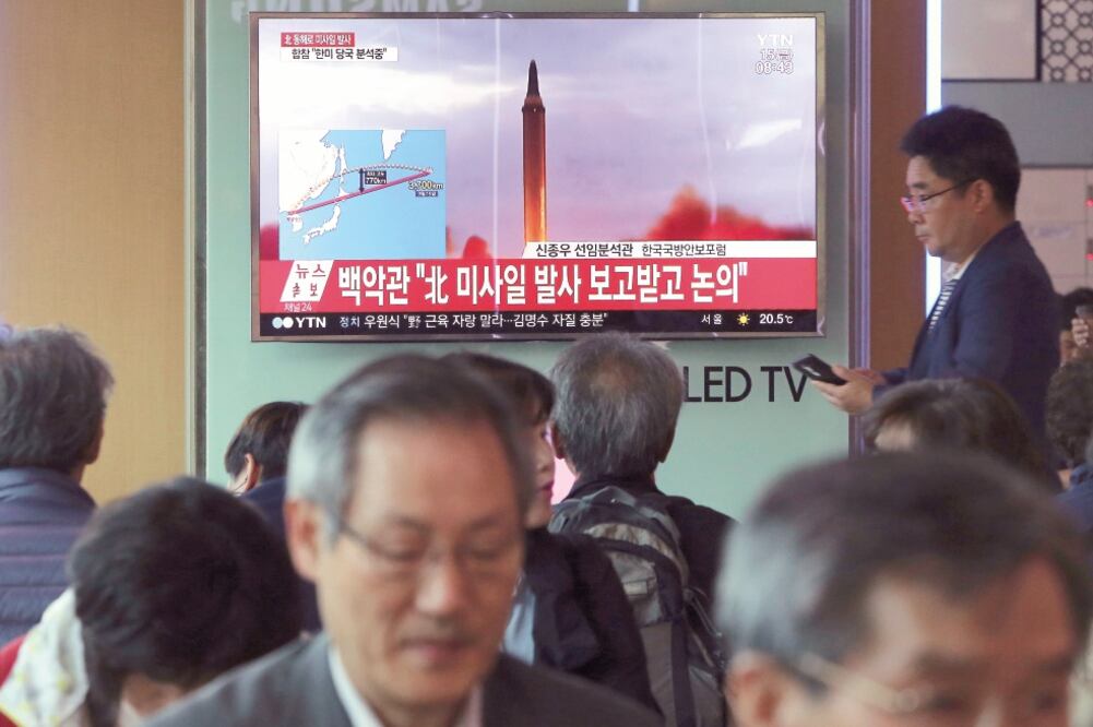 Surcoreanos siguen este viernes por televisión la noticia del lanzamiento de un nuevo misil norcoreano, en la estación de ferrocarriles de Seúl (AHN YOUNG-JOON. AP)