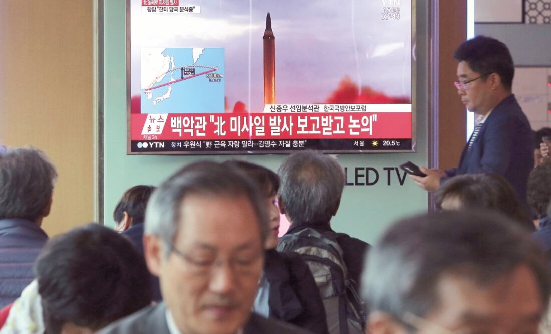 Surcoreanos siguen este viernes por televisión la noticia del lanzamiento de un nuevo misil norcoreano, en la estación de ferrocarriles de Seúl (AHN YOUNG-JOON. AP)