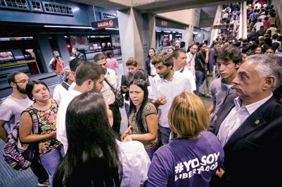 Venezuela es un ejemplo de democracia débil: Pence