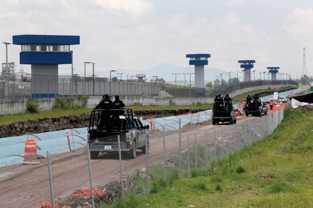 La Procuraduría General de la República investiga que los cómplices del capo tuvieron acceso a los planos de la prisión de máxima seguridad (ARCHIVO EL UNIVERSAL)