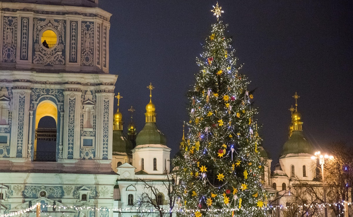 Vista del árbol de Navidad Nacional de Ucrania, en frente de la Catedral de Santa Sofía en Kiev Foto: Archivo EFE 