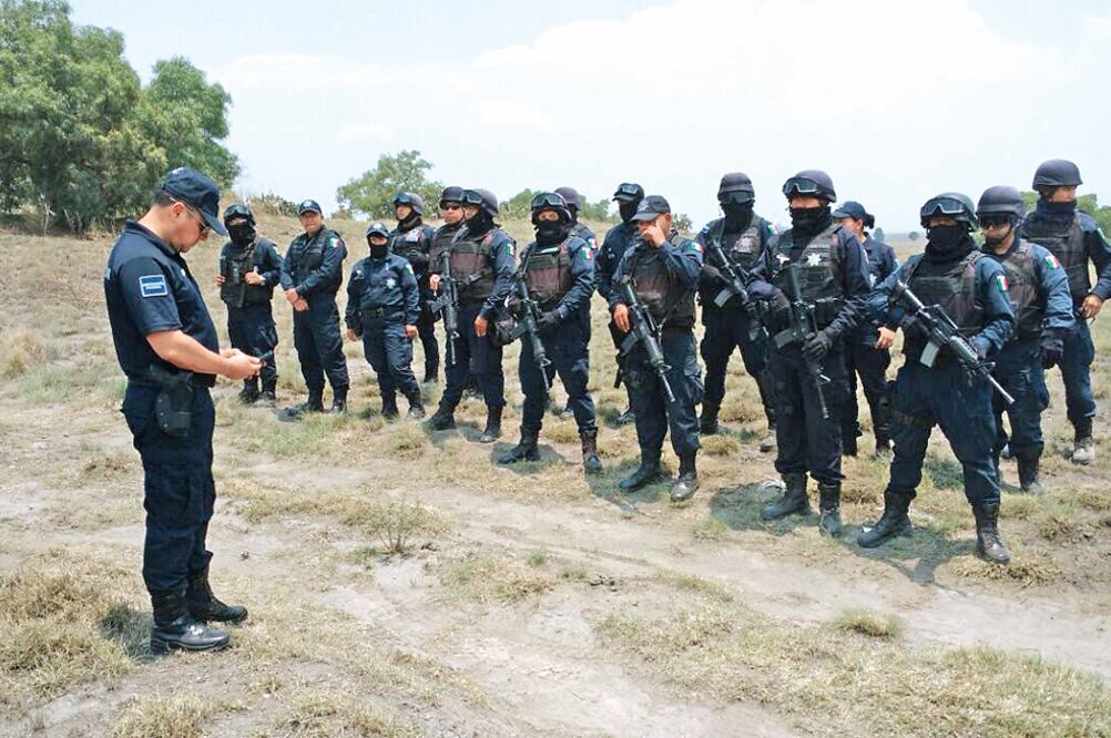 Los agentes fueron formados en una línea recta cerca del cerro de Huatepec hasta una distancia de 500 metros, cerca de donde se encontraban los trabajadores que iniciaron las obras del proyecto aeroportuario (EMILIO FERNÁNDEZ. EL UNIVERSAL)