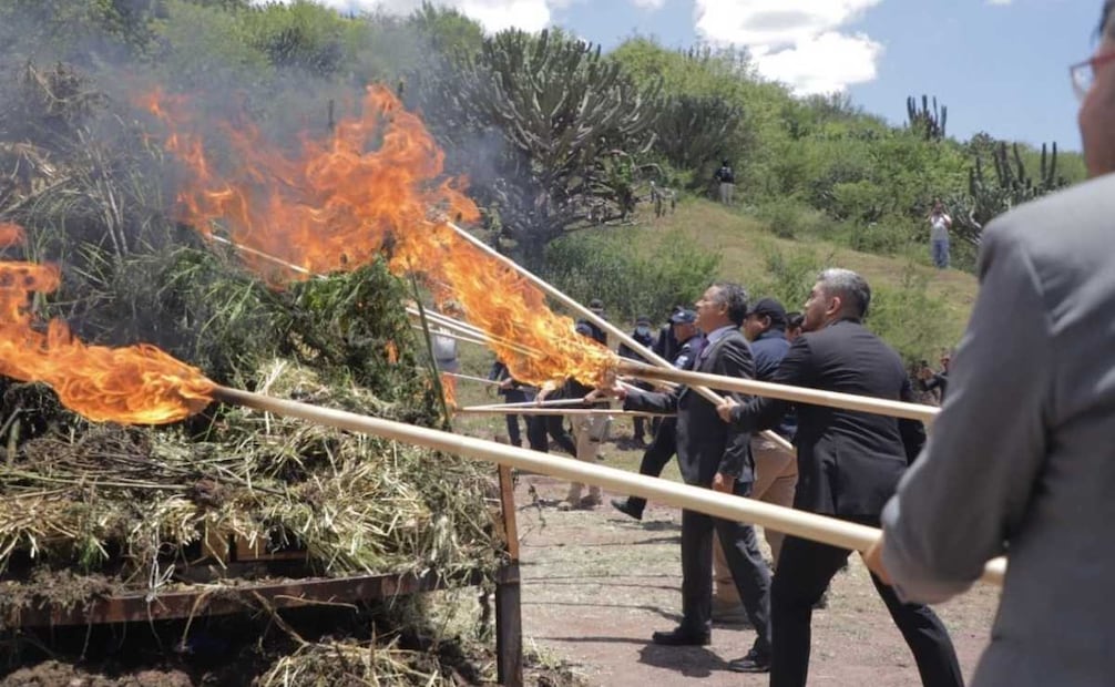 Un grupo de funcionarios públicos utilizó antorchas para quemar el narcótico, en el campo de tiro Nochebuena de la fiscalía, en esta capital. | Foto: Especial.