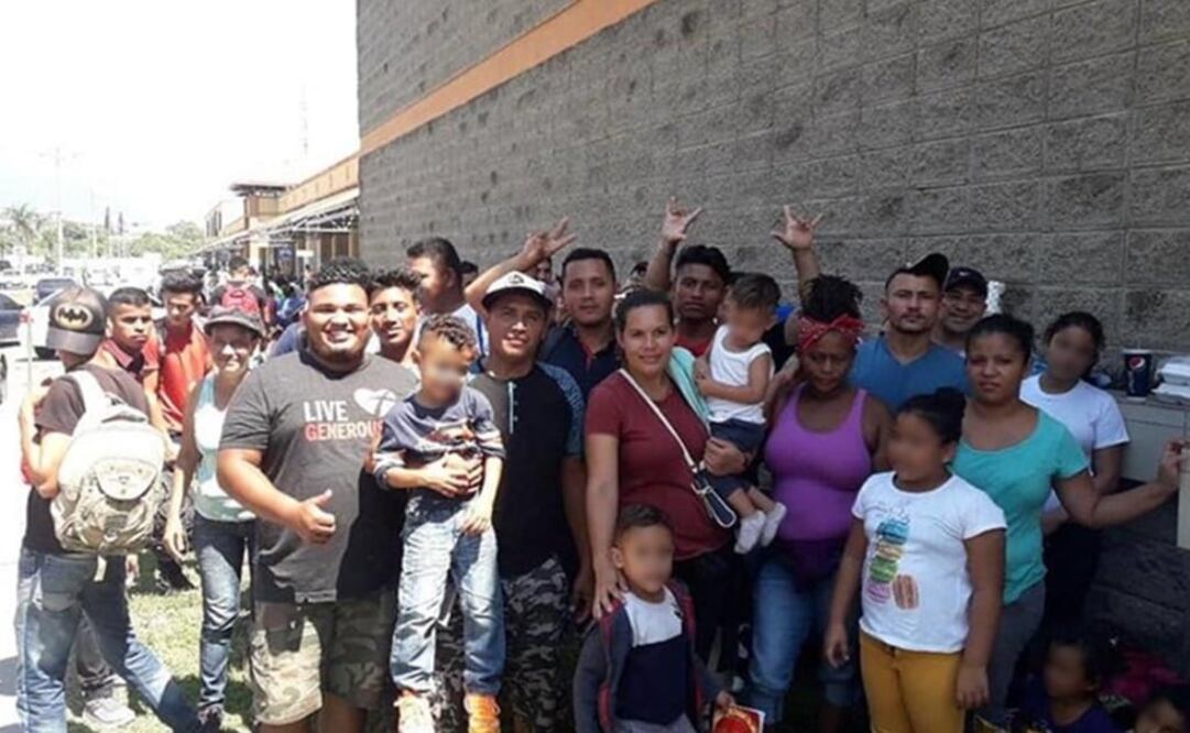 Un grupo hondureños, de miembros de la caravana migrante, se reunió en una estación de autobuses de San Pedro Sula, al norte de su país, antes de iniciar la caminata. (Foto: Tomada del Facebook Bartolo Fuentes)