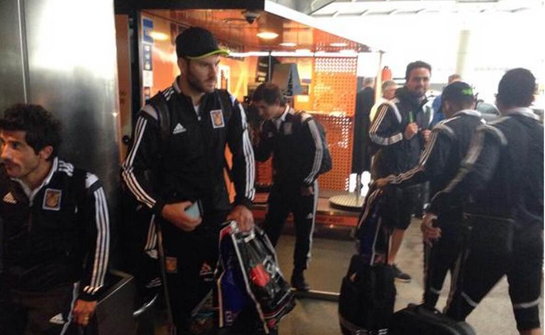 Los jugadores de Tigres en el aeropuerto de Buenos Aires. Tomada de: @TigresOficial