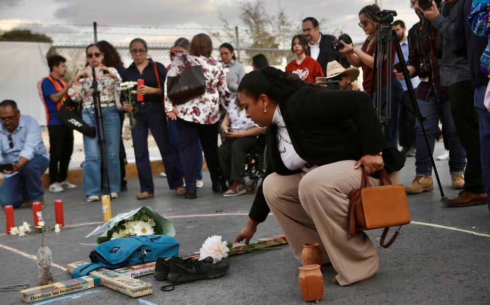 Activistas y familiares realizaron una vigilia en Ciudad Juárez para recordar a los migrantes fallecidos en el incendio en la estancia migratoria del Instituto Nacional de Migración ubicado en el Puente Lerdo. Foto: Christian Torres/EL UNIVERSAL