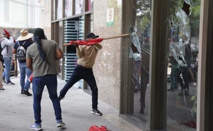CETEG irrumpe en la Torre Bienestar de Reforma; portan resorteras, piedras y extintores