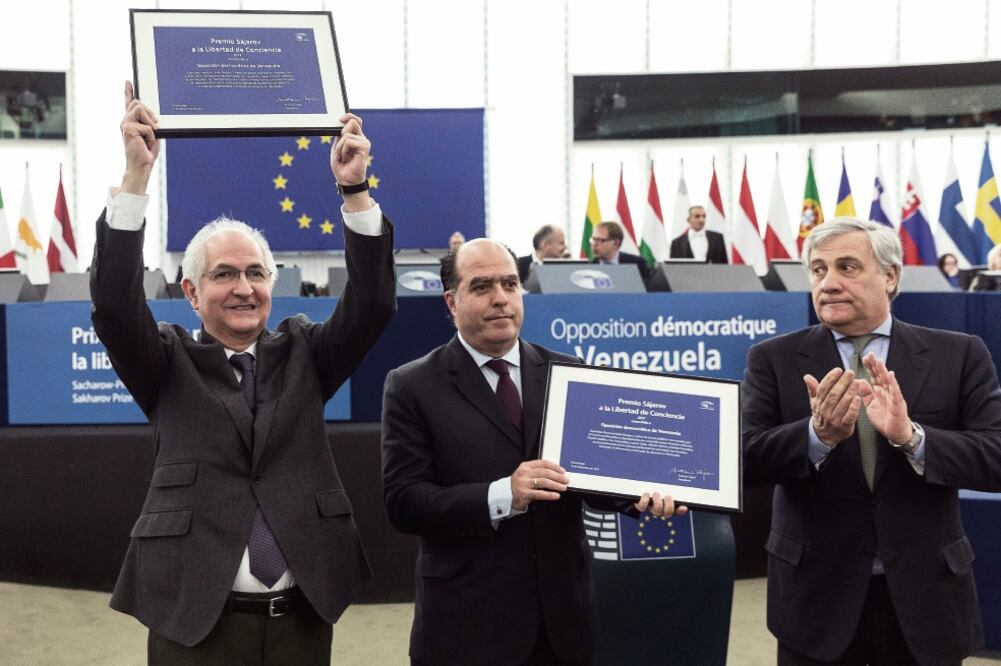 El presidente de la Asamblea Nacional de Venezuela, Julio Borges (centro), y el destituido alcalde de Caracas Antonio Ledezma, al recibir el Premio Sajarov, en Esrtasburgo (JEAN-FRANCOIS BADIAS. AP)