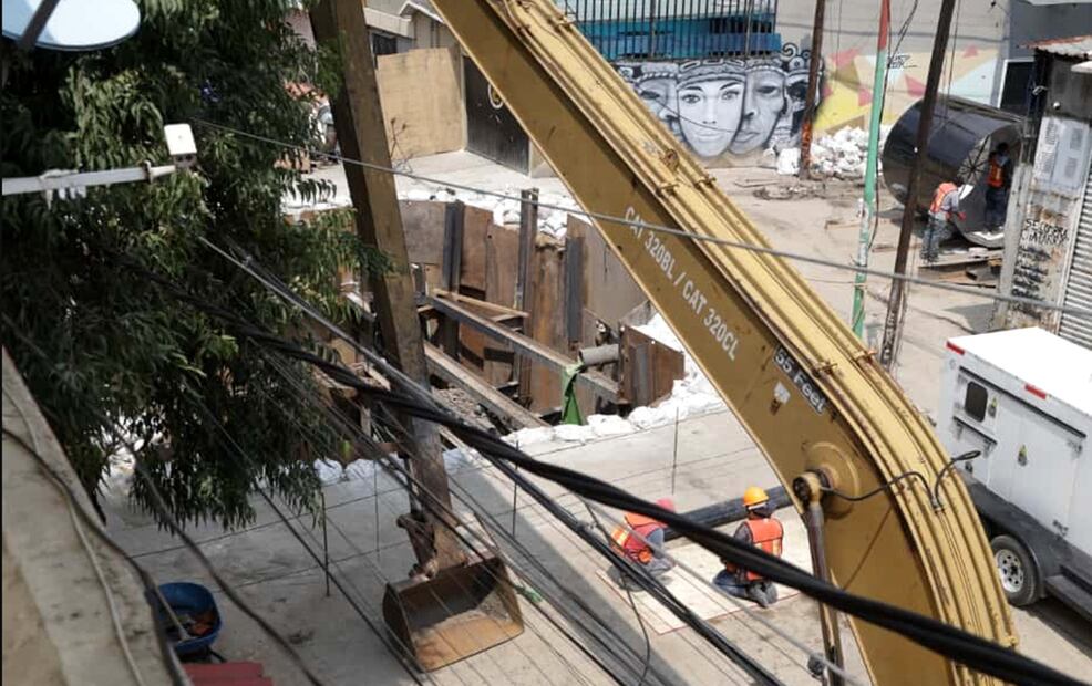 Trabajadores laboran las 24 horas del día en el socavón de 10 metros de diámetro y 9 de profundidad formado en Avenida 5, a la altura de Calle 4, colonia Renovación, en la alcaldía Iztapalapa, el jueves 25 de septiembre de 2025. Foto: Carlos Mejía /EL UNIVERSAL