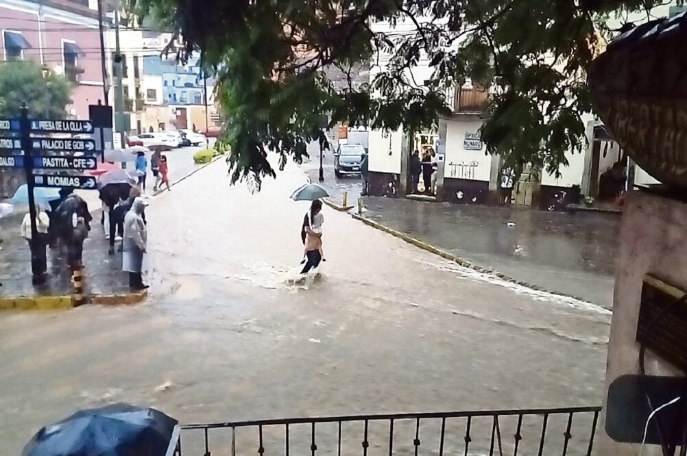 Las aguas paralizaron la circulación de la ciudad y entorpecieron el tránsito vehicular en las zonas de la Subterránea. (FOTO: CORTESÍA PERIÓDICO EL CORREO)