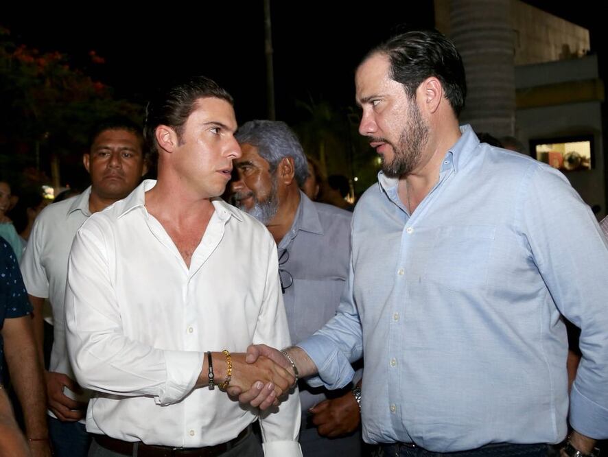 Foto: (De izquierda a derecha) El alcalde de Cancún, Remberto Estrada y el secretario general del Ayuntamiento, Guillermo Brahms. Foto: Especial